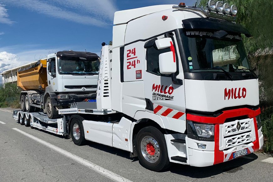 Tracteur Millo remorquant un porte-engins sur autoroute