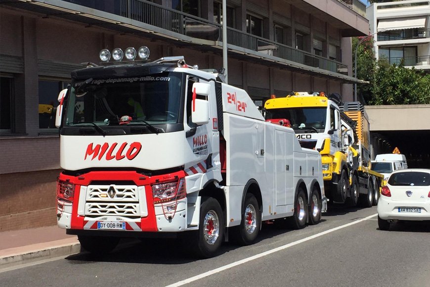 Tracteur Renault Millo en convoi exceptionnel avec engin de TP